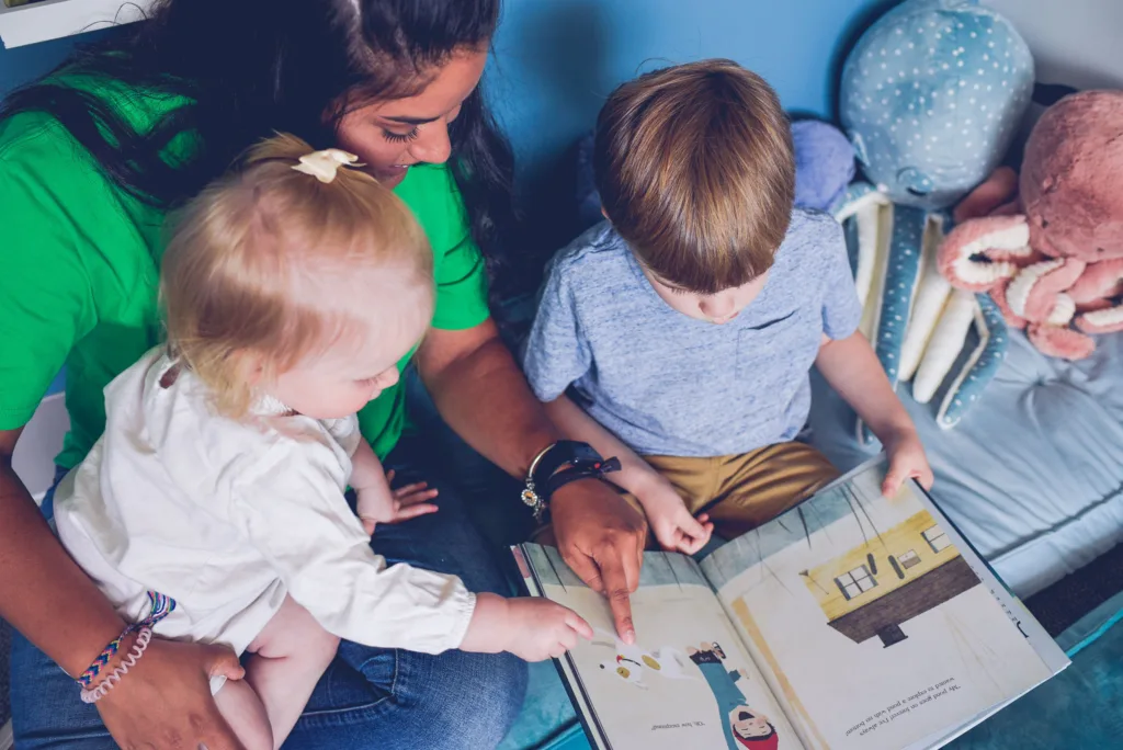 Pointing to print preps the brain for reading